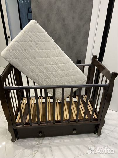Детская кроватка с продольным маятником