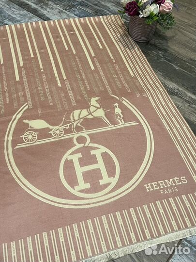 Кашемировый объемный палантин Hermes розовый
