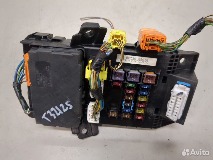 Блок предохранителей Toyota Avensis 1, 2000