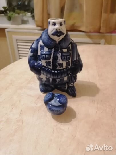 Фарфоровая фигурка(штоф) 