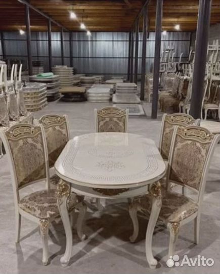 Обеденный стол со стульями