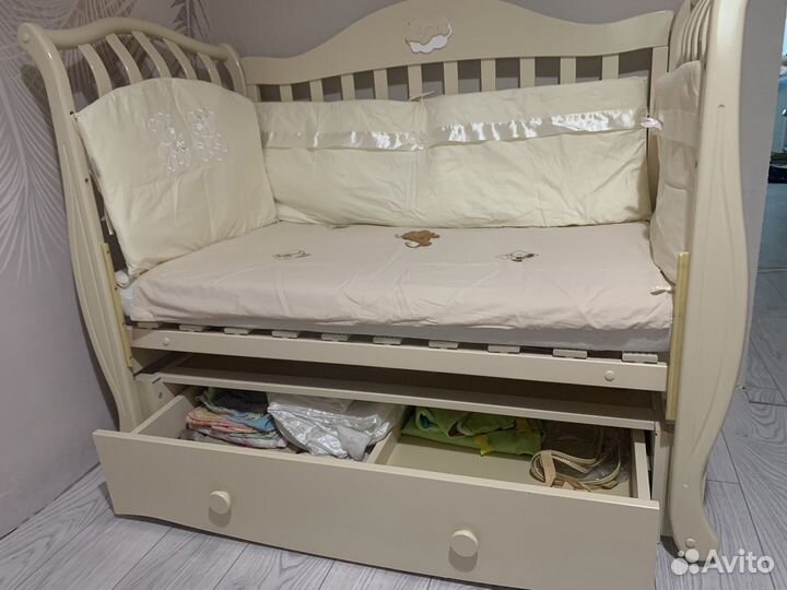 Детская кроватка с маятником