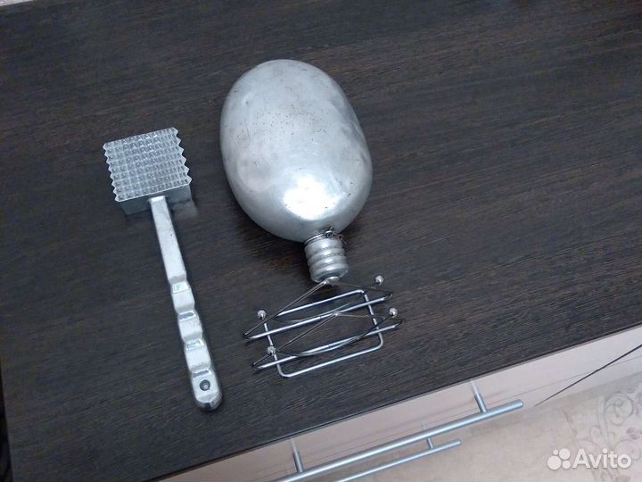 Фляжка армейская,молоток для отбивания мяса