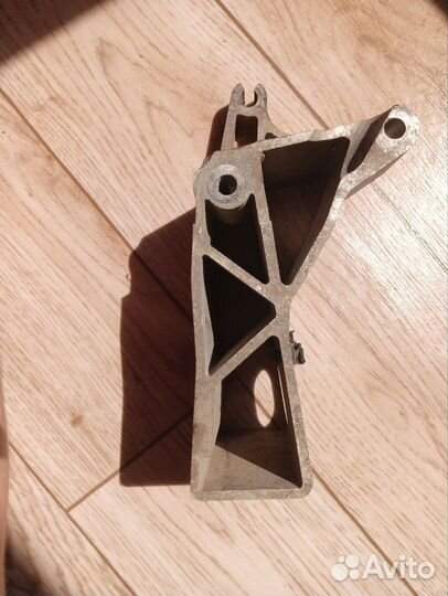 Кронштейн кпп Volvo S60 8881673