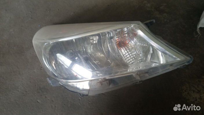 Фара правая Toyota vitz NCP130
