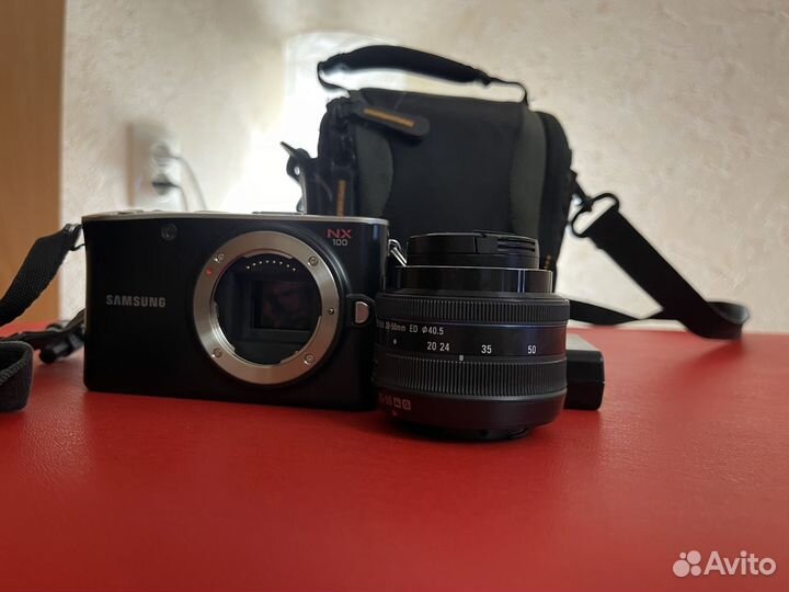 Беззеркальный фотоаппарат Samsung NX100