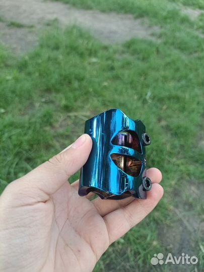 Зажим на трюковой самокат