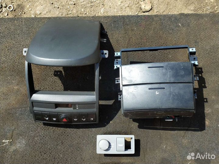 Накладка магнитолы KIA sorento 2005г. 2.5 aт