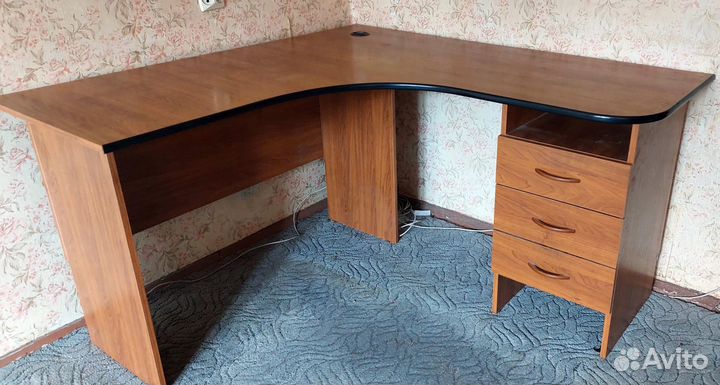 Угловой компьютерный стол с ящиками