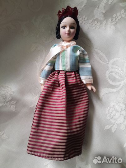 Кукла фарфор, пано, бокал