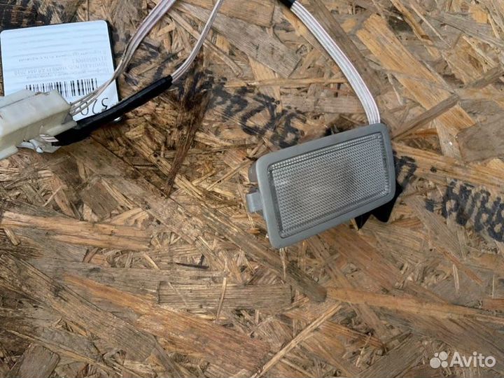 Плафоны потолочные с проводкой Toyota Avensis