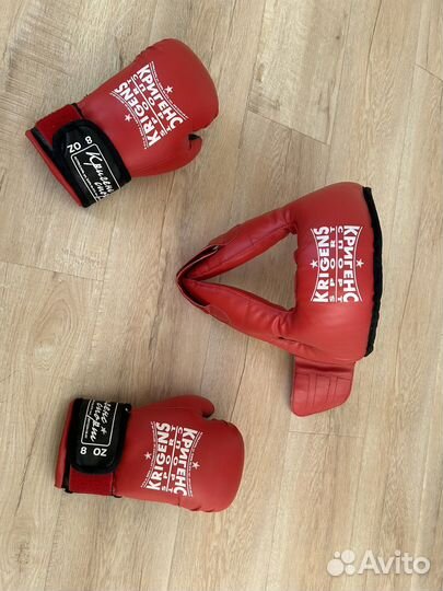 Боксерские перчатки и шлем для кикбоксинга