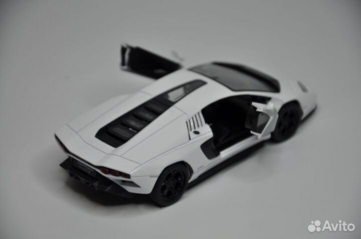 Модель автомобиля Lamborghini Countach LPI металл