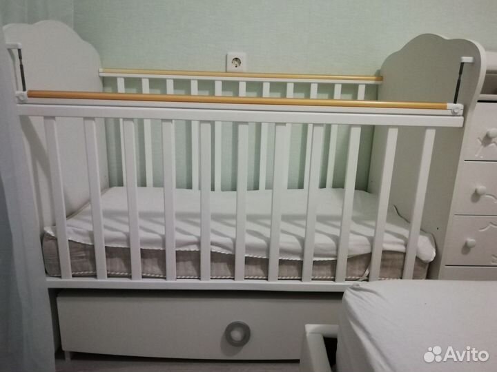 Детская кровать и комод с пеленальным столиком