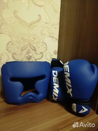 Боксерские перчатки, шлем