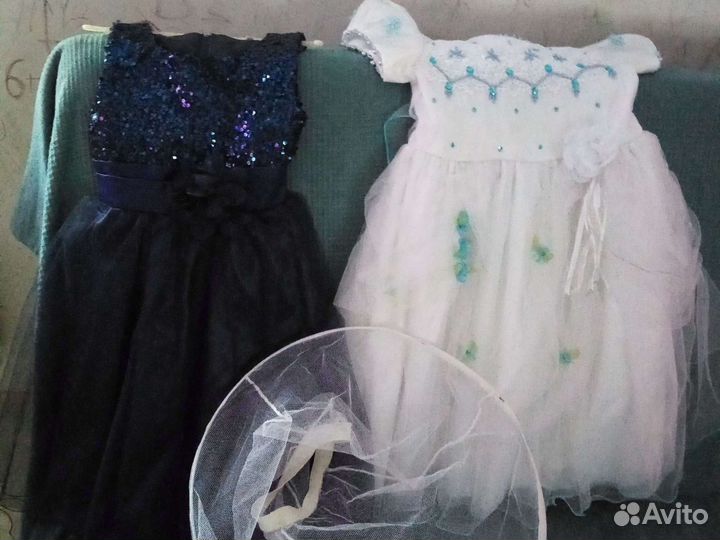 Платья и кольцо на платье