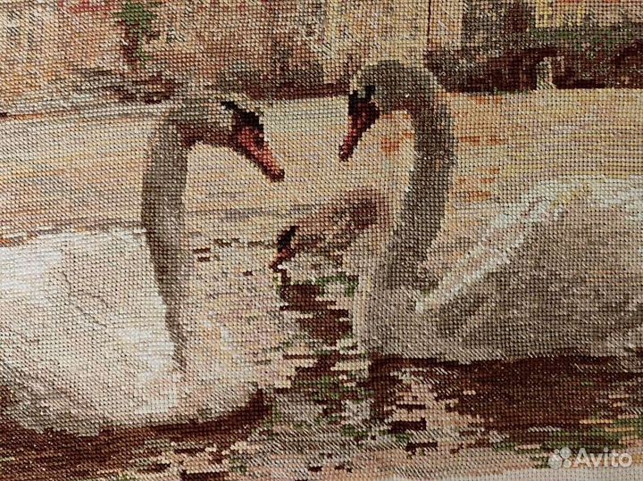 Картина вышитая крестом ручная работа Прага лебеди