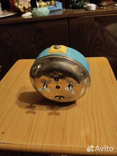 Часы будильник СССР янтарь 4 камня