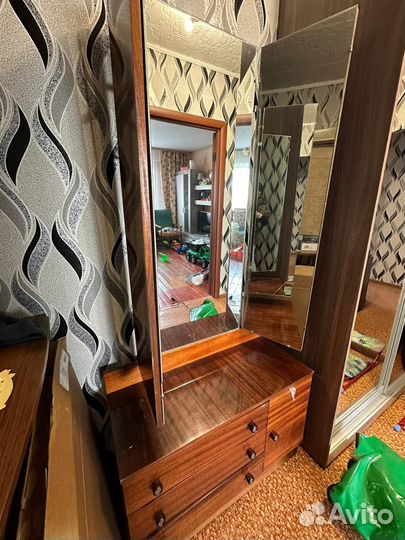 Трюмо с зеркалом старинное