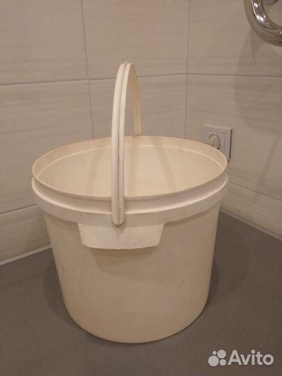 Ведра пластиковые 10 л. с крышкой и без неё (СССР)