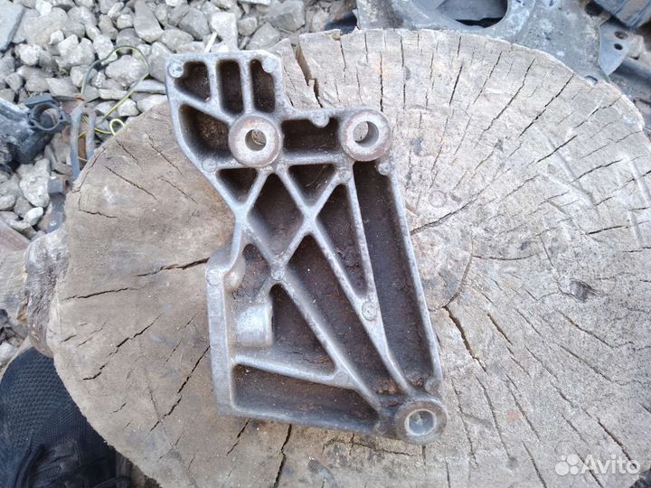 Кронштейн генератора Opel Astra g