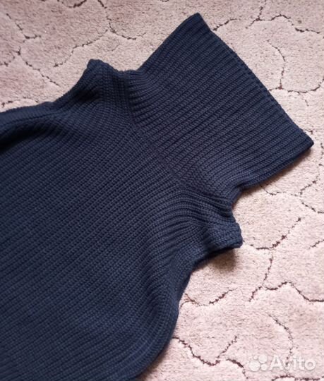 Жилет вязаный с воротником хомут