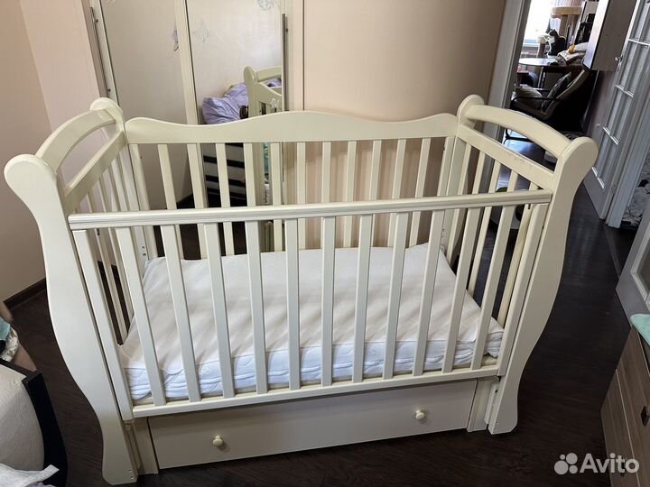 Кровать детская с маятником, матрас и наматрасник