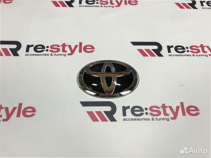 Эмблема в решетку Toyota Land Cruiser 200