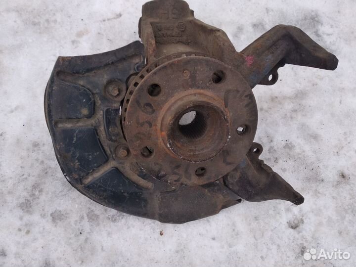 Поворотный кулак б/у на запчасти для VW Гольф-4