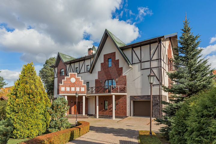 Дом 1200 м² на участке 30 сот.