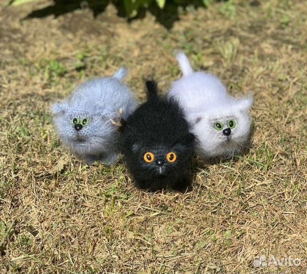 Вязаный, пушистый котенок