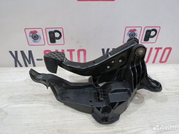 Педаль тормоза Skoda Rapid