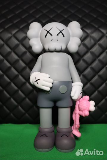 Kaws Grey с игрушкой (32 см)