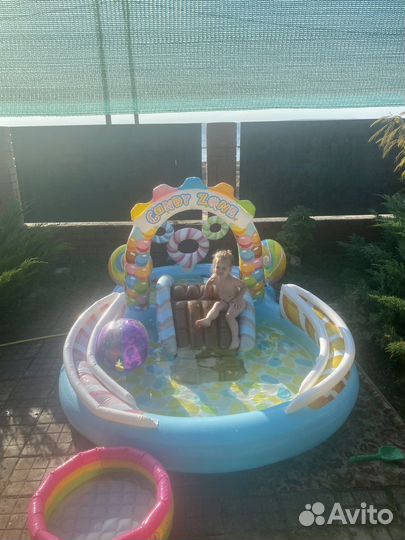 Надувной бассейн с горкой. Детский игровой центр