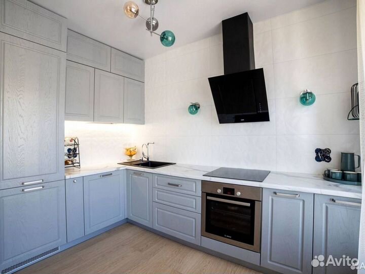 Кухня с каменным островом