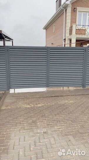 Заборы жалюзи металлические
