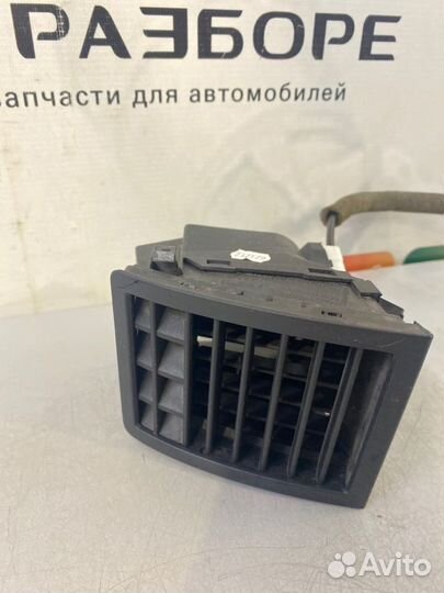 Дефлектор на торпедо левый Volkswagen Touareg GP