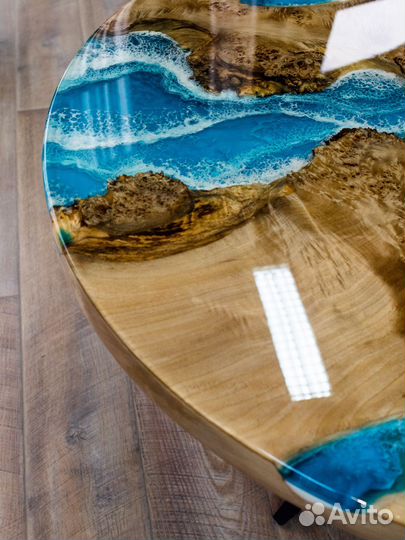 Стол из капового тополя и эпоксидной смолы