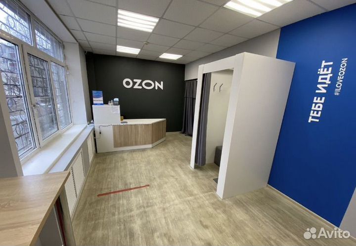 Сотрудник пункта выдачи ozon