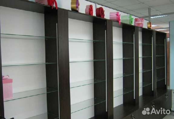 Витрины со стеклянными полками и открытыми боками