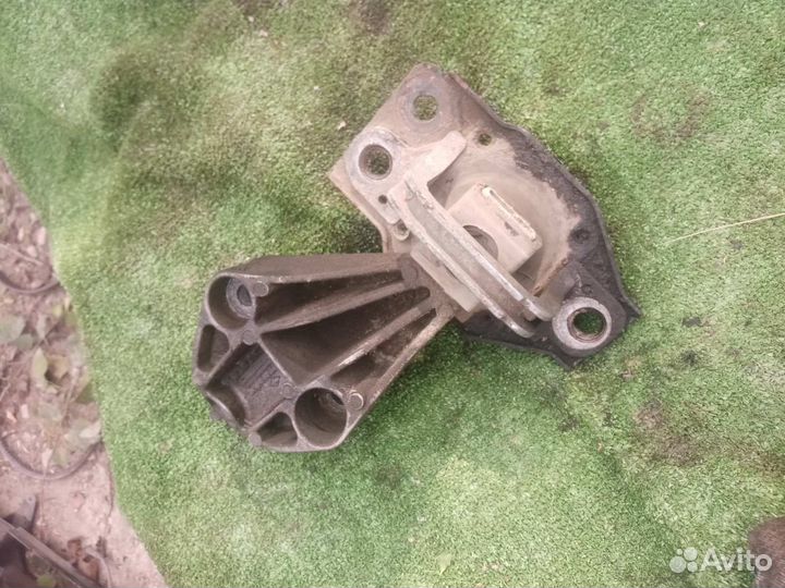 Опора двигателя правая Renault Scenic 2 1.5 K9K732