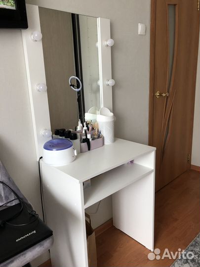 Туалетный столик с зеркалом и подсветкой