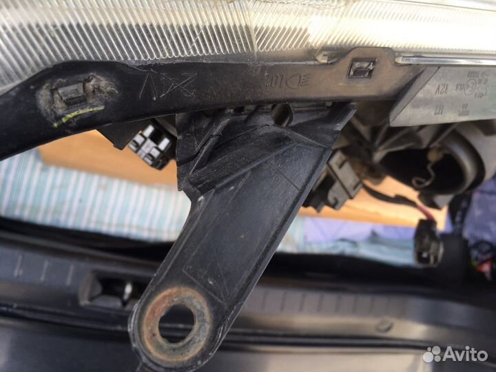 Фара передняя левая