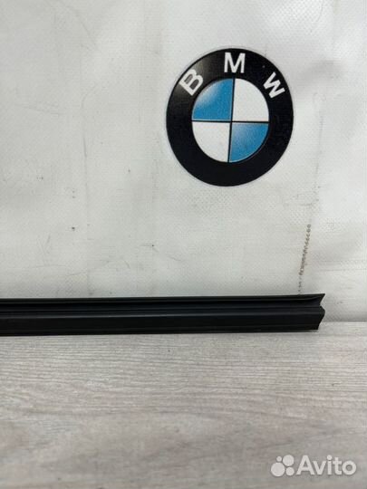 Уплотнитель стекла двери задний правый Bmw X5
