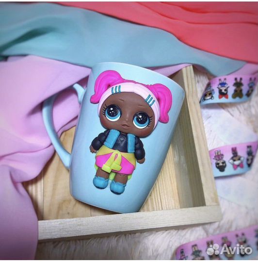 Кукла на кружке лол брошь единорог