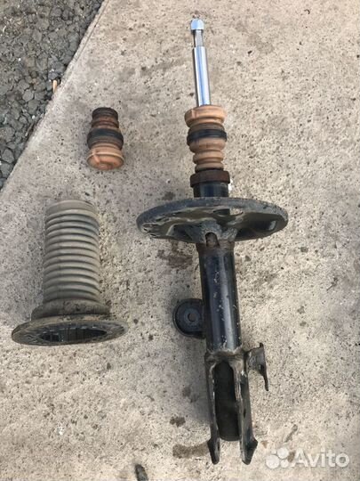 Передняя левая стойка Toyota RAV-4 10г