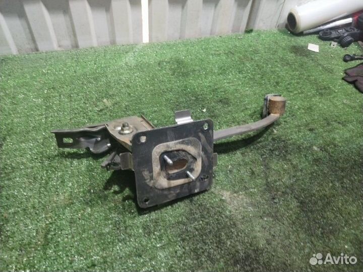 Педаль сцепления Chevrolet Aveo B12D1 2011