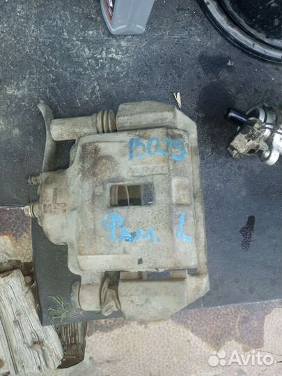 Передний левый супорт на мазду фамилию