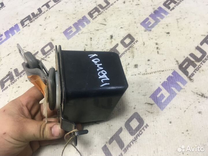 Ремень безопасности задний центр. Шевроле Лачетти