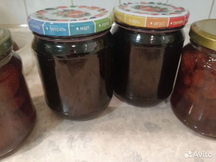 Варенье чёрная смородина, клубника, жимолость
